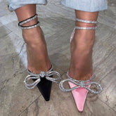 Satin-Schmetterlings-Pumps mit spitzer Zehenpartie und Knöchelriemen - Rosa